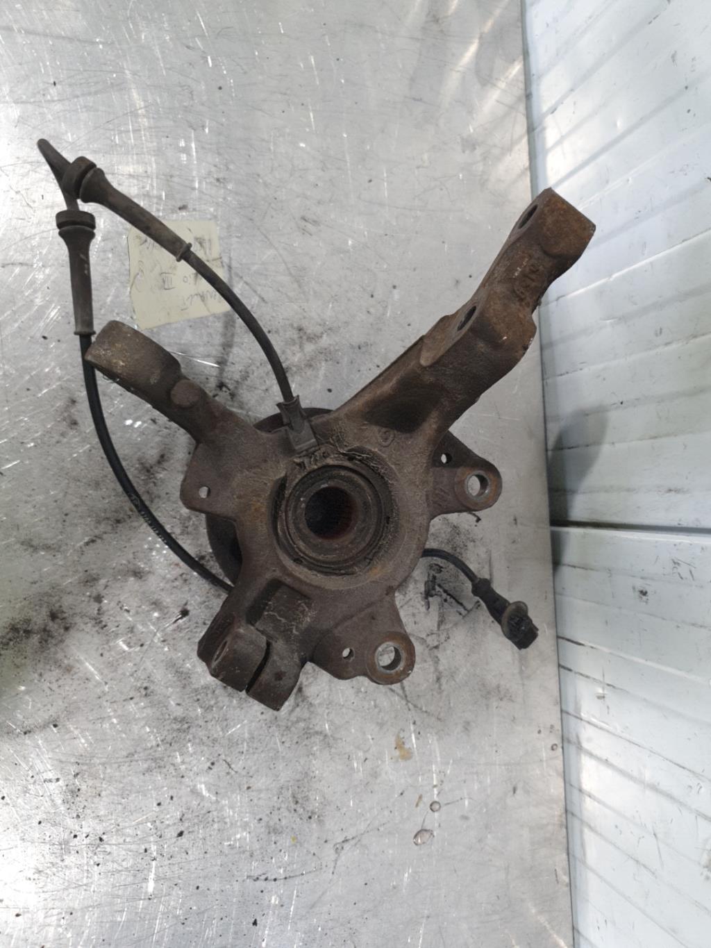 Fusee avant gauche RENAULT CLIO 3 PHASE 1 Diesel - 1