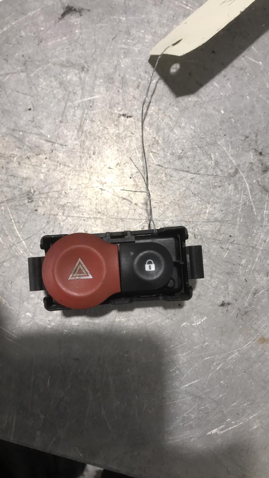 Bouton de warning RENAULT CLIO 3 PHASE 1 Diesel - 1