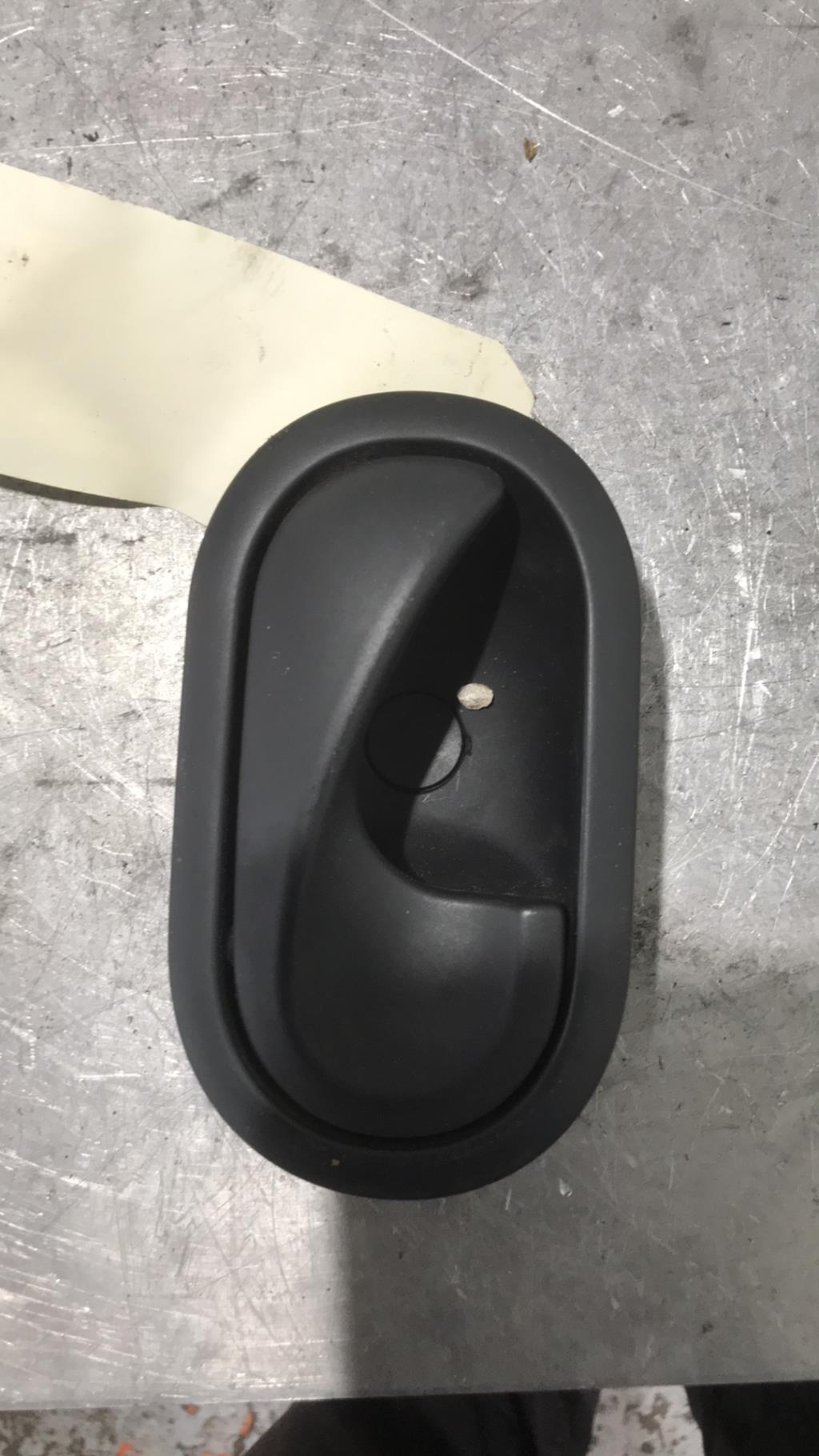 Maniglia interna posteriore destra RENAULT CLIO 3 PHASE 1 BREAK Diésel - 1