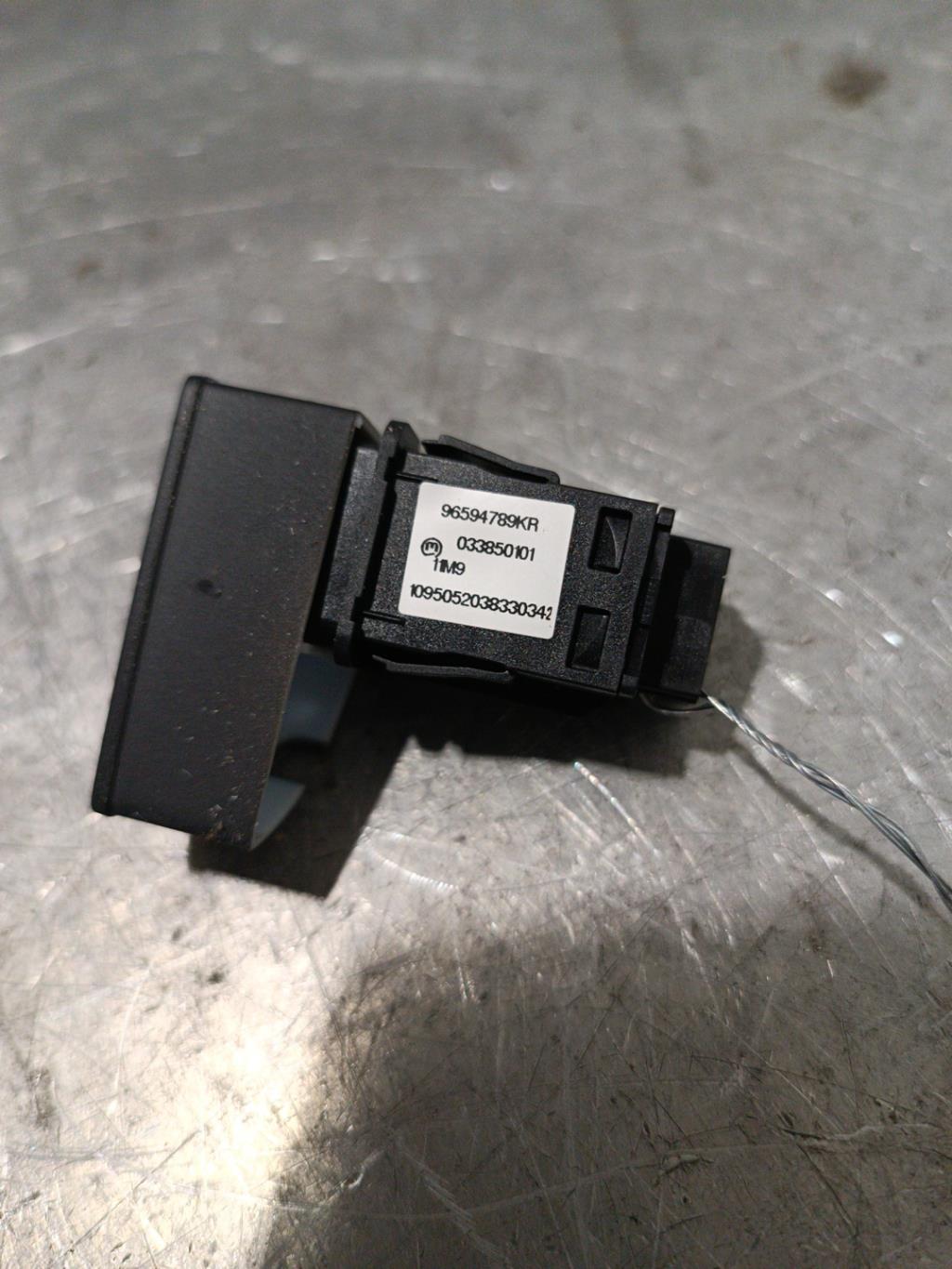Bouton de warning CITROEN C5 2 BREAK Diesel - 1
