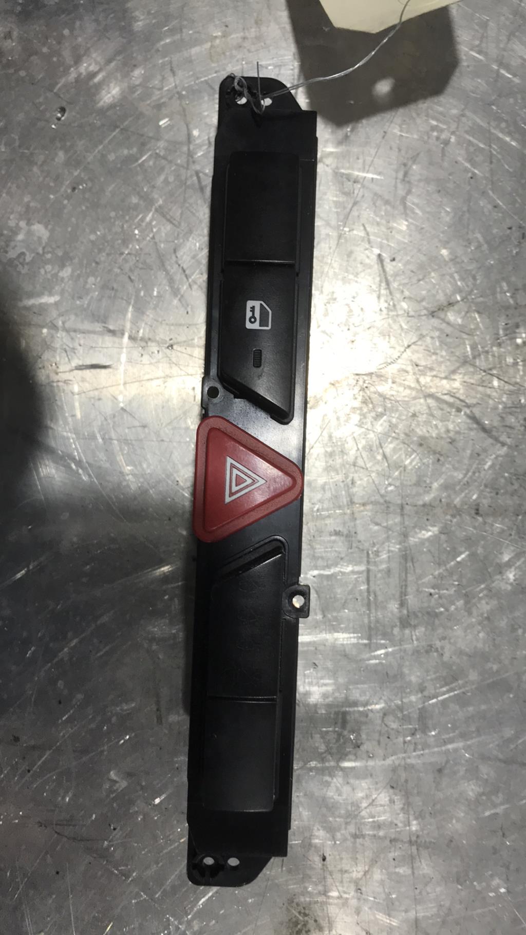 Interruttore luci emergenza KIA CEE-D 1 SPORT WAGON PHASE 2 BREAK Diésel - 1