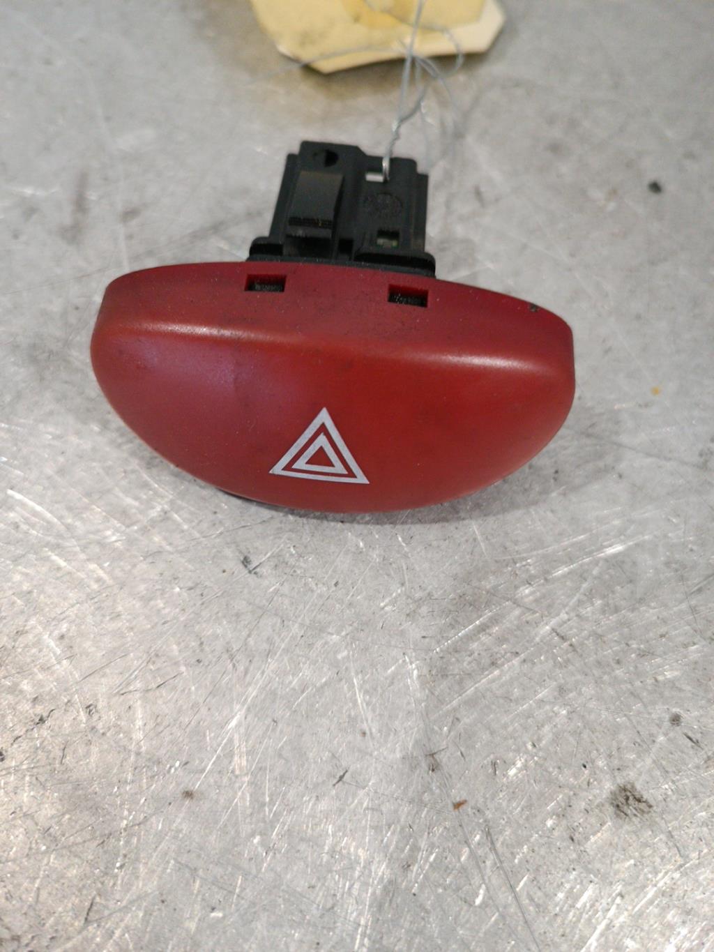 Bouton de warning PEUGEOT 206 PHASE 1 BREAK Essence - 1