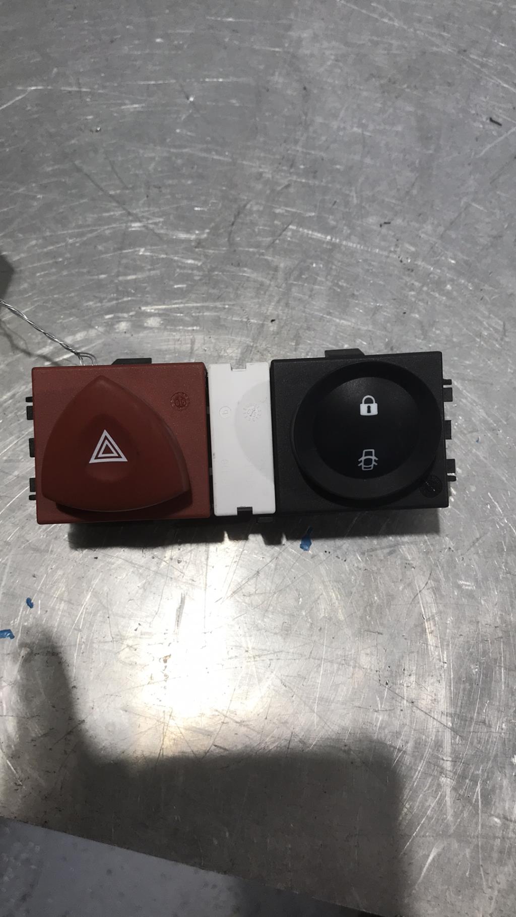 Bouton de warning RENAULT MEGANE 2 PHASE 2 Essence - 1