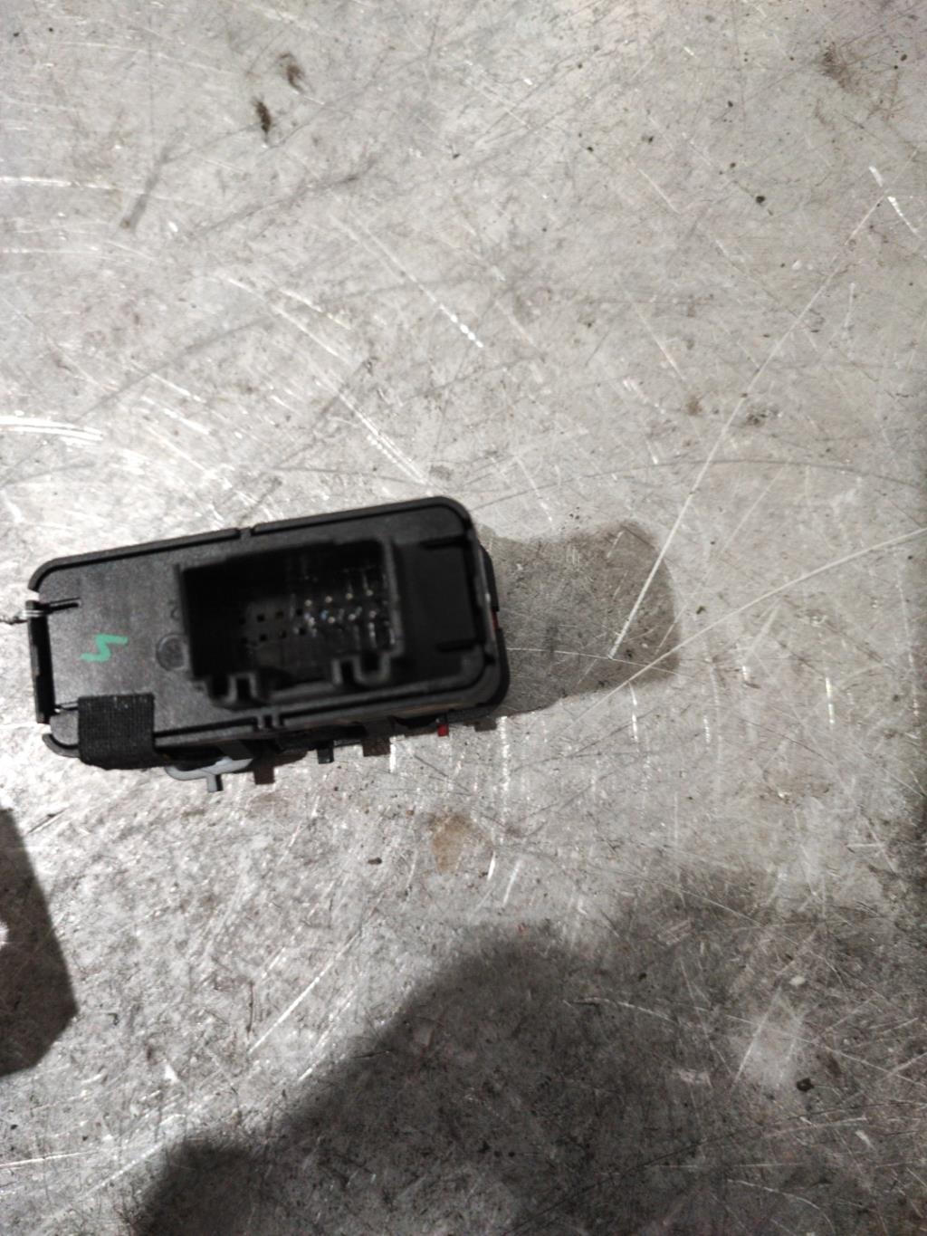 Bouton de warning VOLKSWAGEN UP PHASE 1 Essence - 1