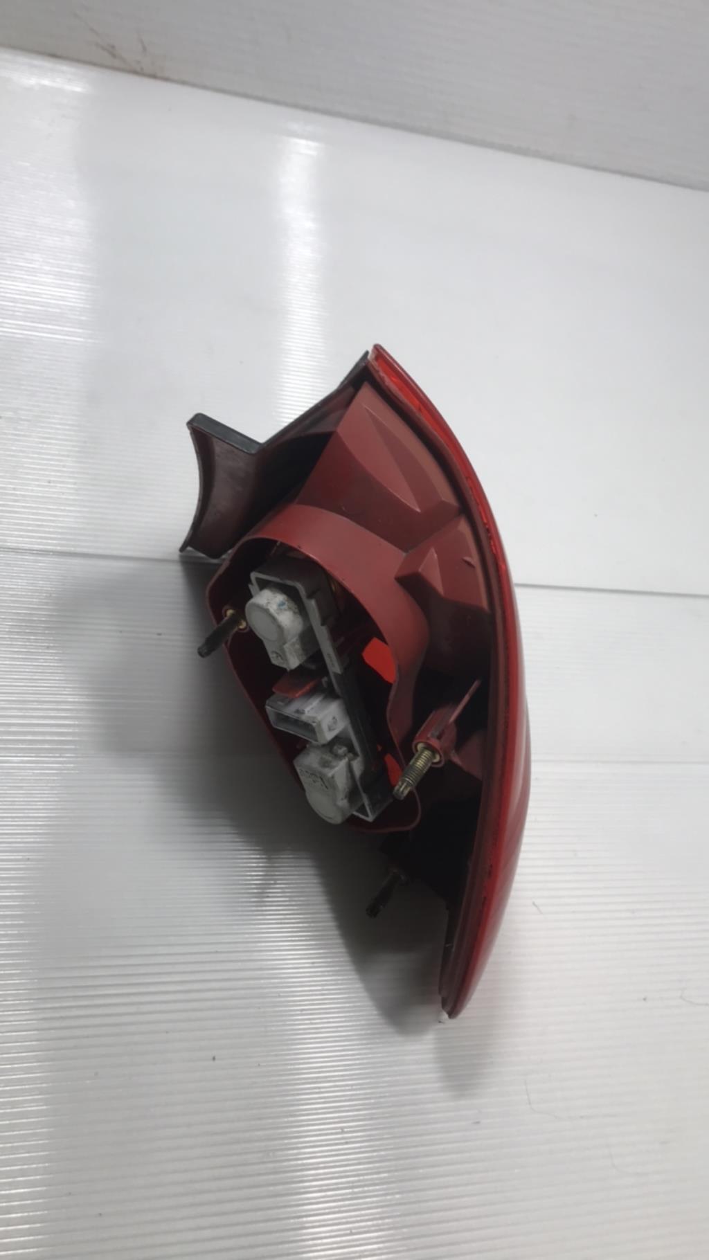 Fanale posteriore principale sinistro (luci) TOYOTA AVENSIS 1 PHASE 2 BREAK Diésel - 1