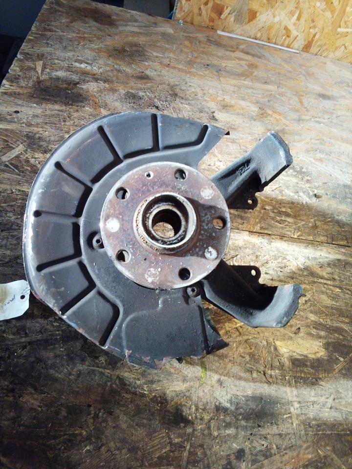 Fusee avant droit VOLKSWAGEN GOLF 5 Diesel - 1