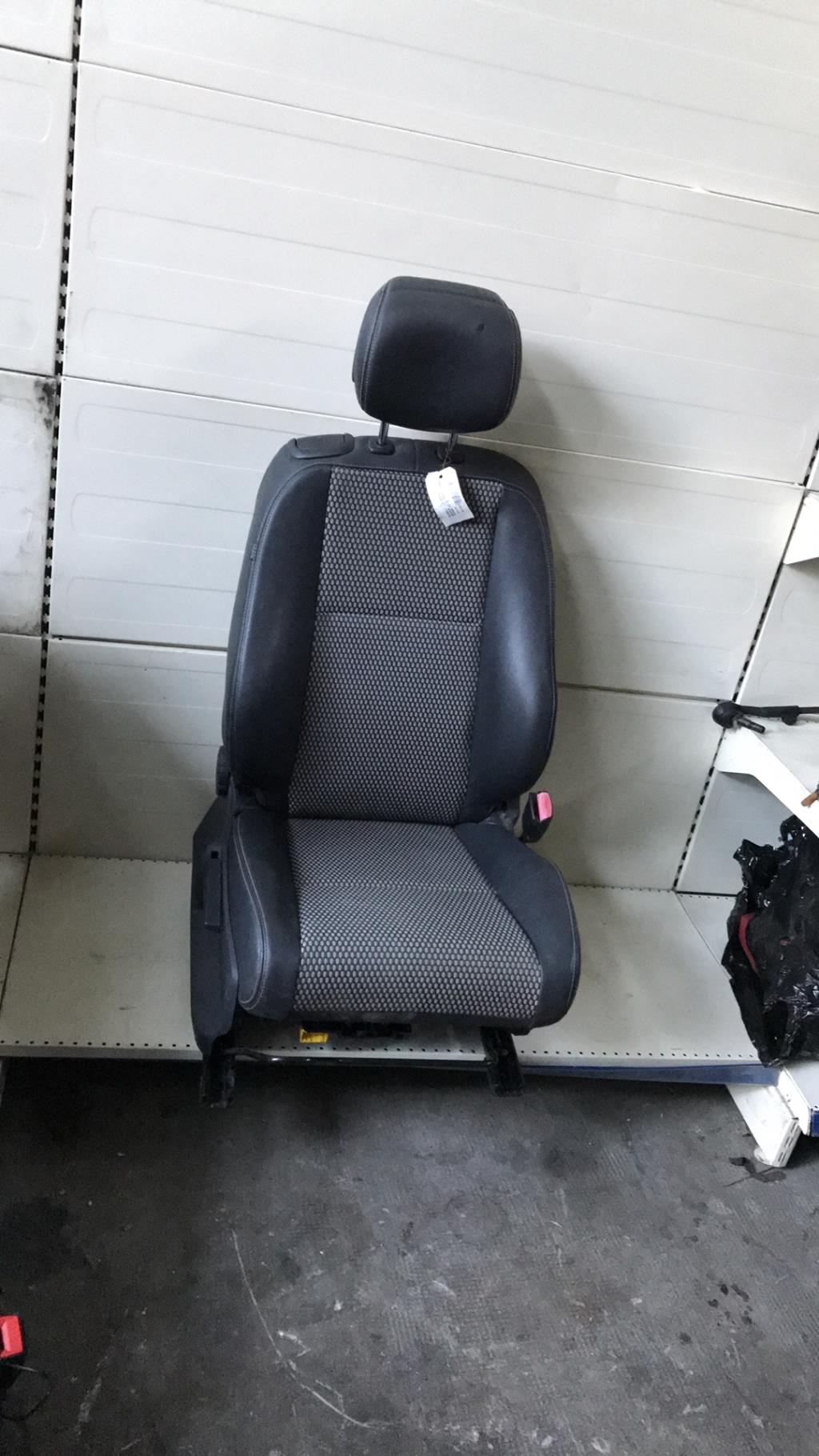 Siege avant droit RENAULT MEGANE 3 PHASE 1 COUPE Diesel - 1