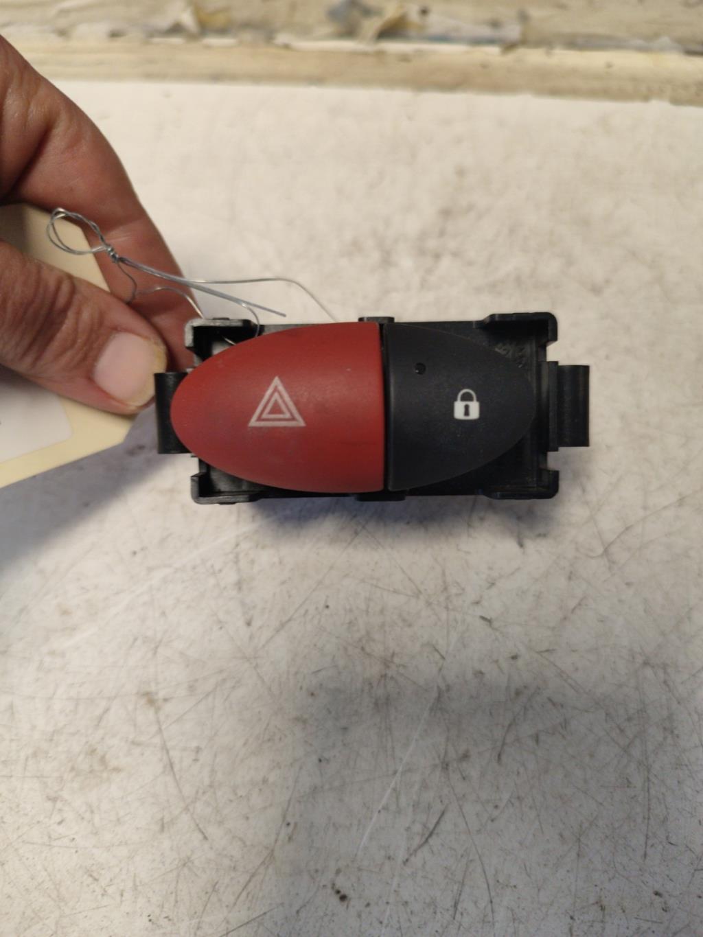 Bouton de warning RENAULT TWINGO 2 PHASE 2 Essence - 1