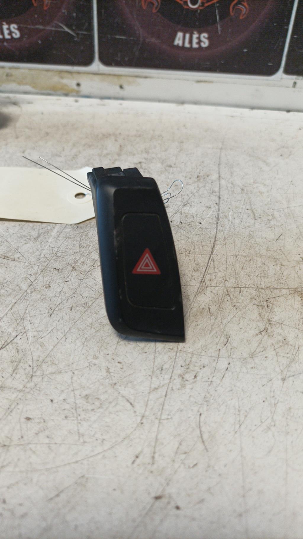 Bouton de warning AUDI A4 3 PHASE 1 Diesel - 1