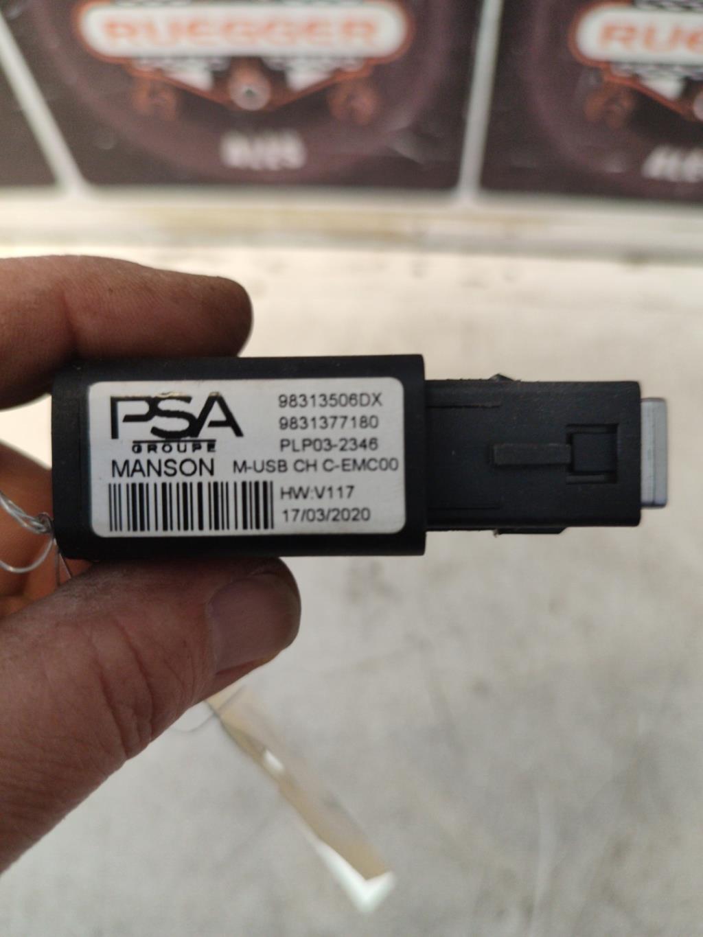 Prise port USB PEUGEOT 208 2 Electricité - 1