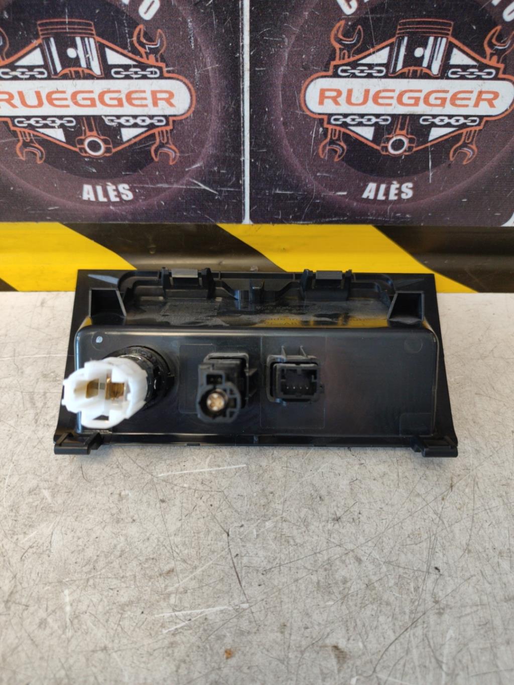 Prise port USB SKODA FABIA 3 PHASE 1 Essence - 1