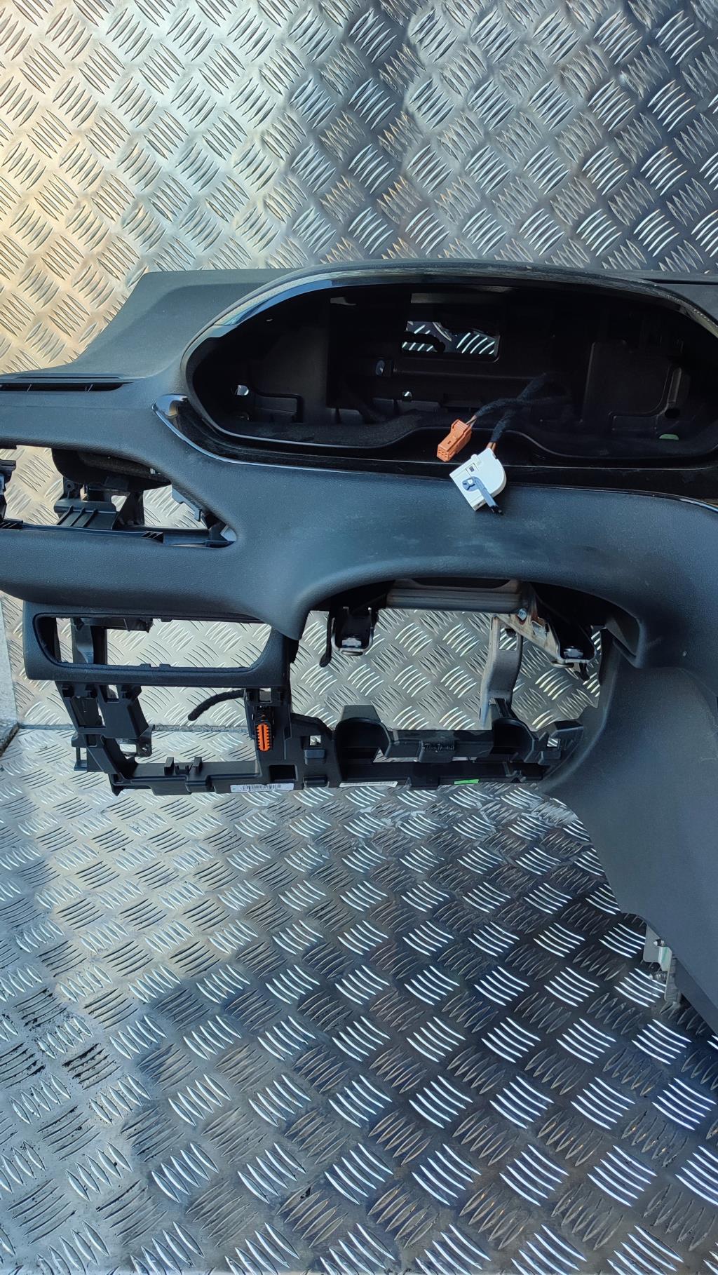 Tableau de bord PEUGEOT 208 1 PHASE 1 Essence - 1