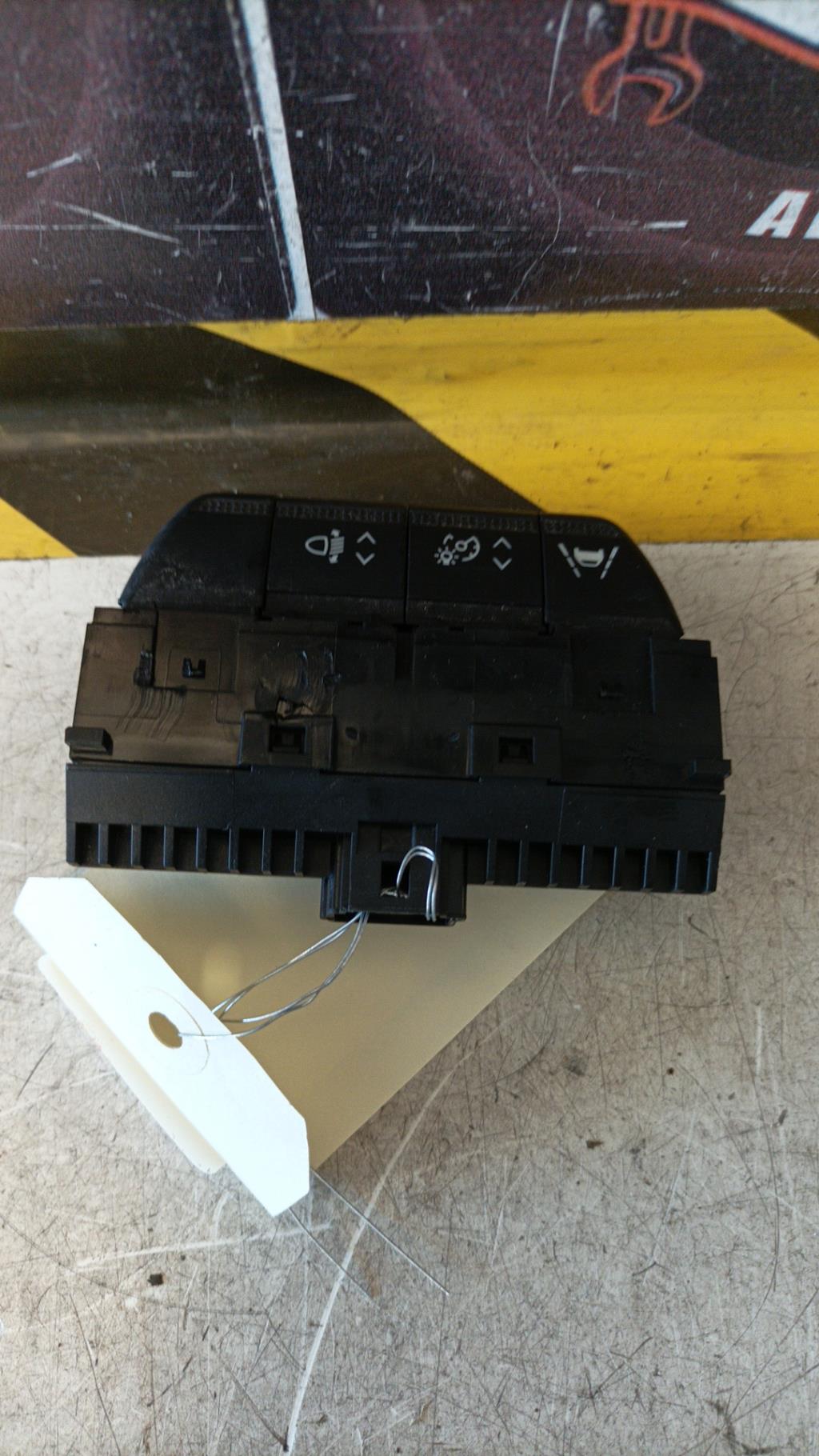 Bouton/Interrupteur RENAULT CLIO 5 PHASE 1 Essence/Hybride - 1