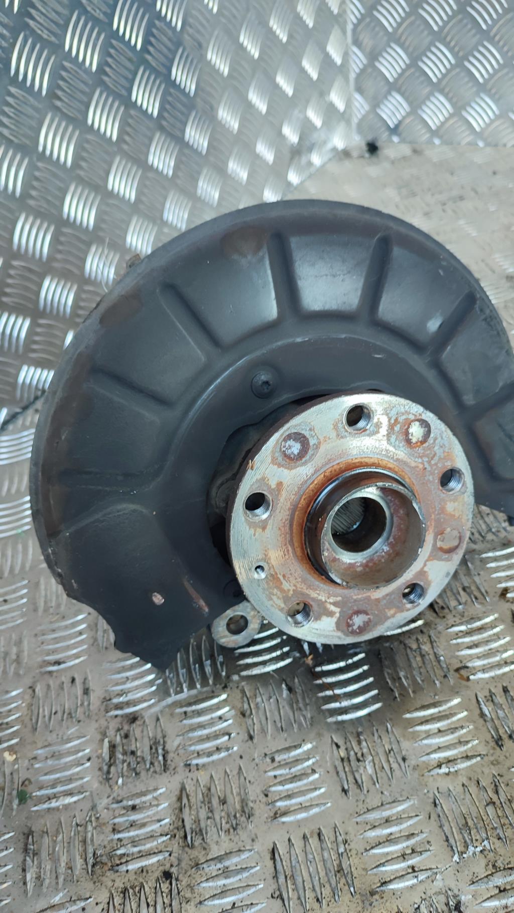 Moyeu avant gauche VOLKSWAGEN CADDY 4 Diesel - 1