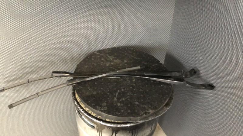 Bras essuie glace avant AUDI A4 3 PHASE 1 Diesel - 1