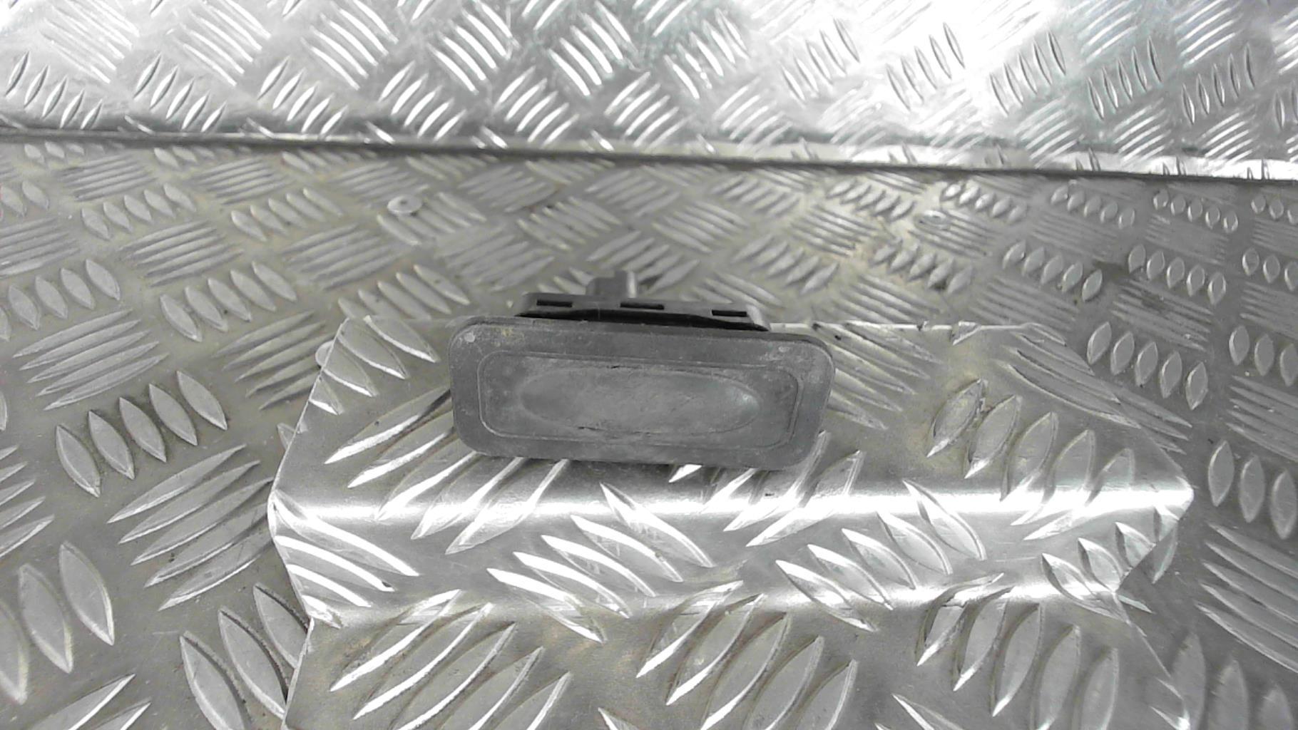 Bouton de coffre RENAULT CLIO 3 PHASE 1 Diesel - 1