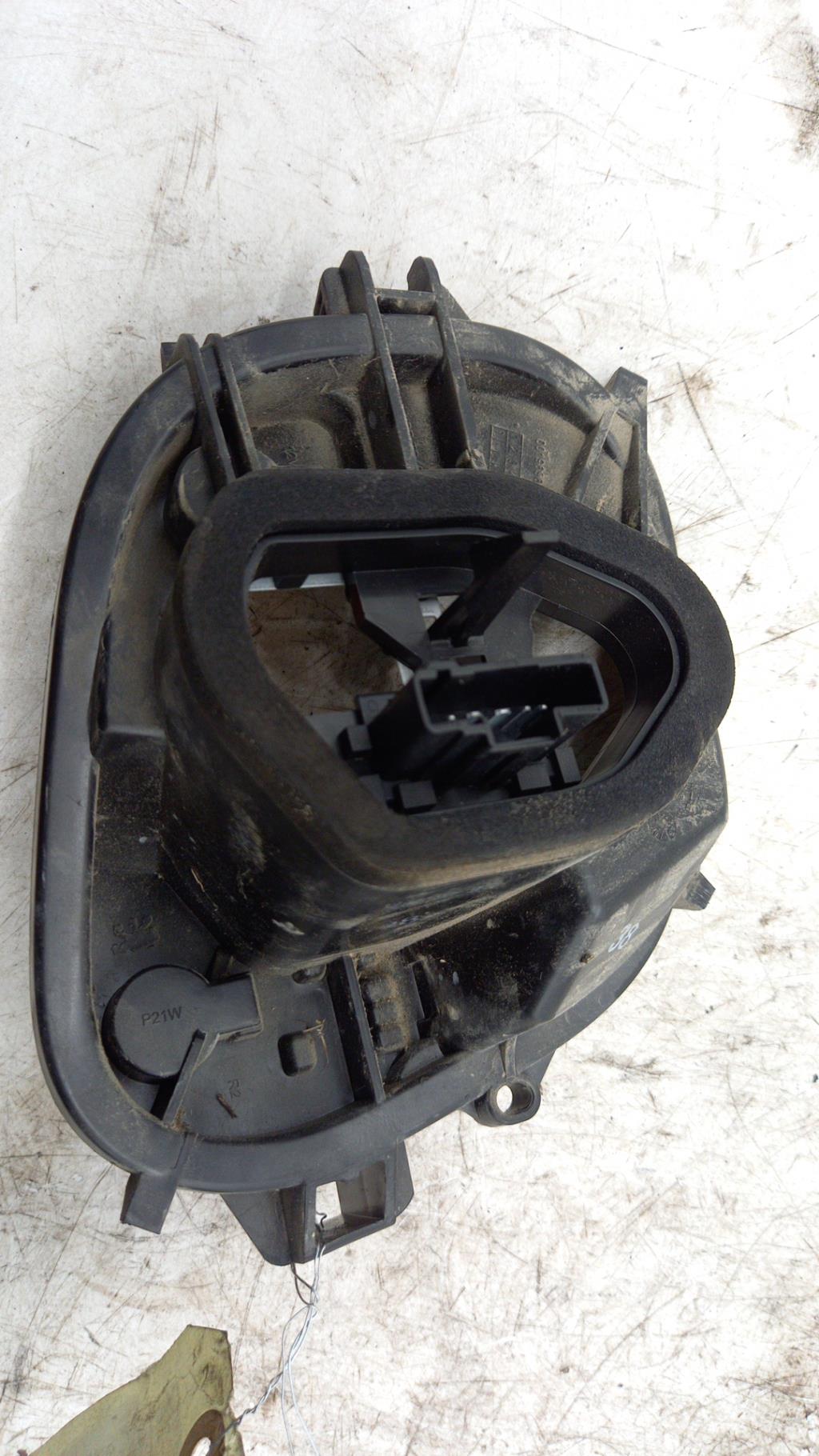 Base portalampade fanale posteriore destro PEUGEOT 208 1 PHASE 2 Diésel - 1