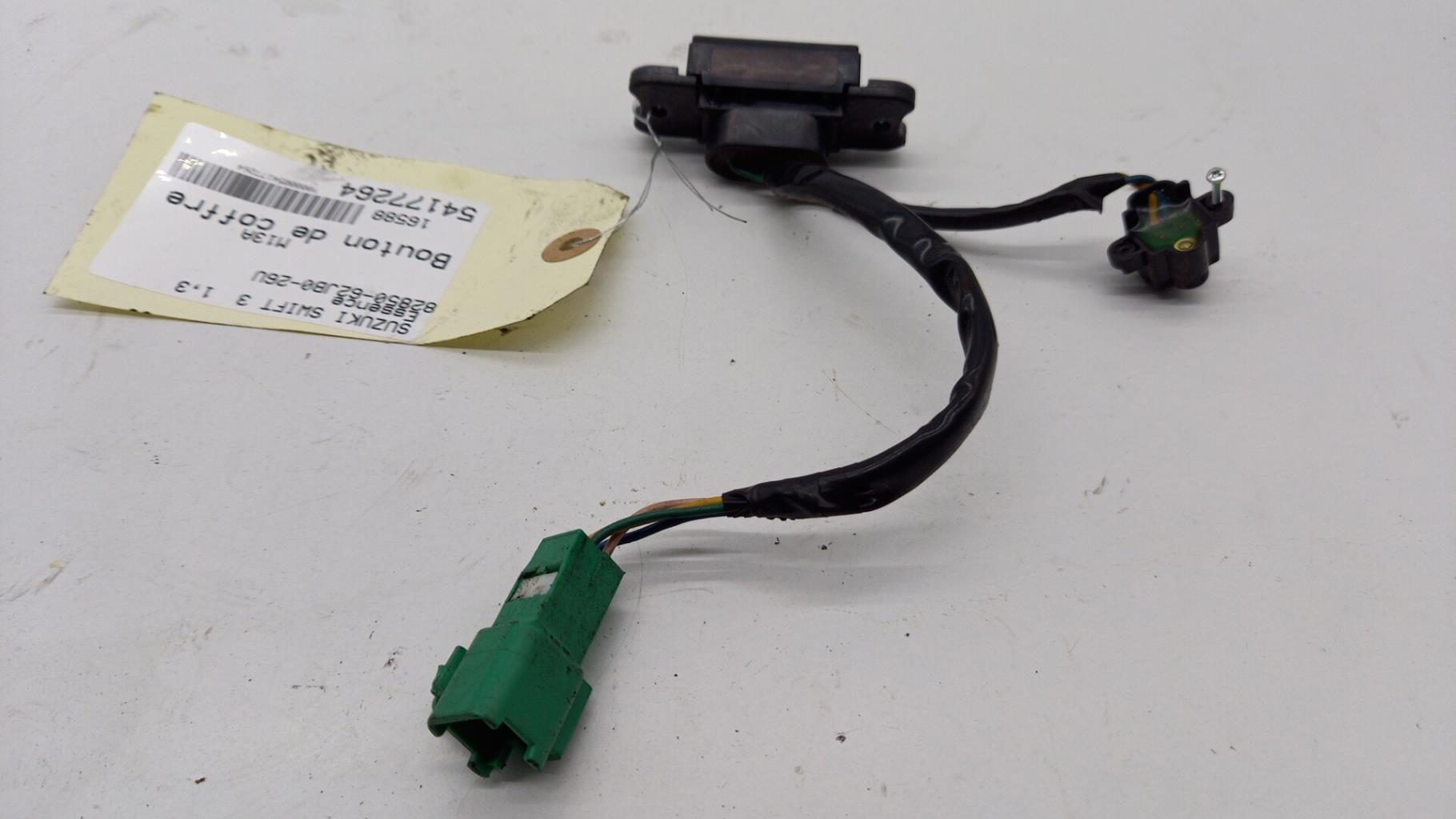 Bouton de coffre SUZUKI SWIFT 3 Essence - 1