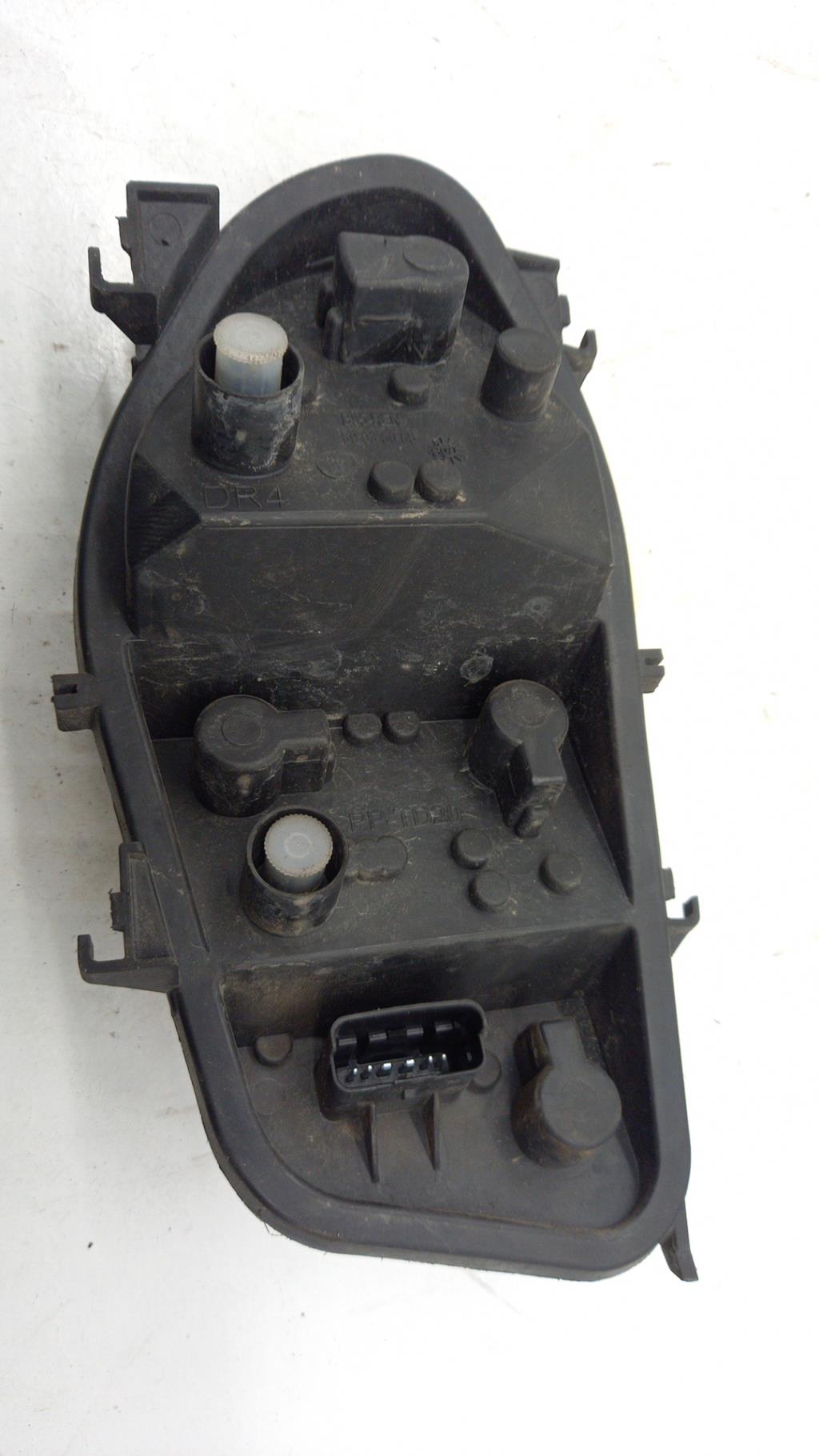 Base portalampade fanale posteriore destro RENAULT CLIO 3 PHASE 1 Diésel - 1