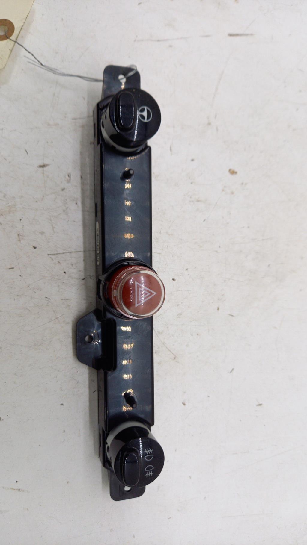 Bouton de warning FIAT 500 2 PHASE 1 Essence - 1