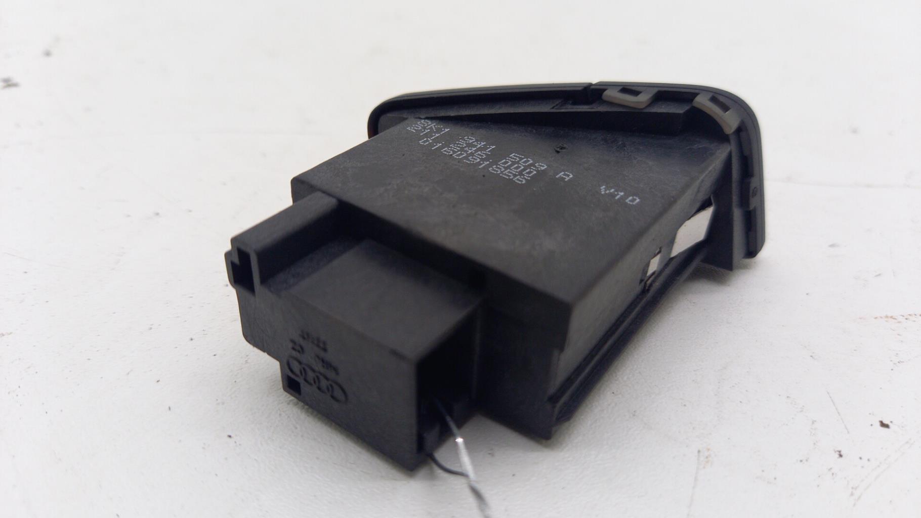 Bouton de warning AUDI A4 3 AVANT S4 PHASE 1 BREAK Essence - 1