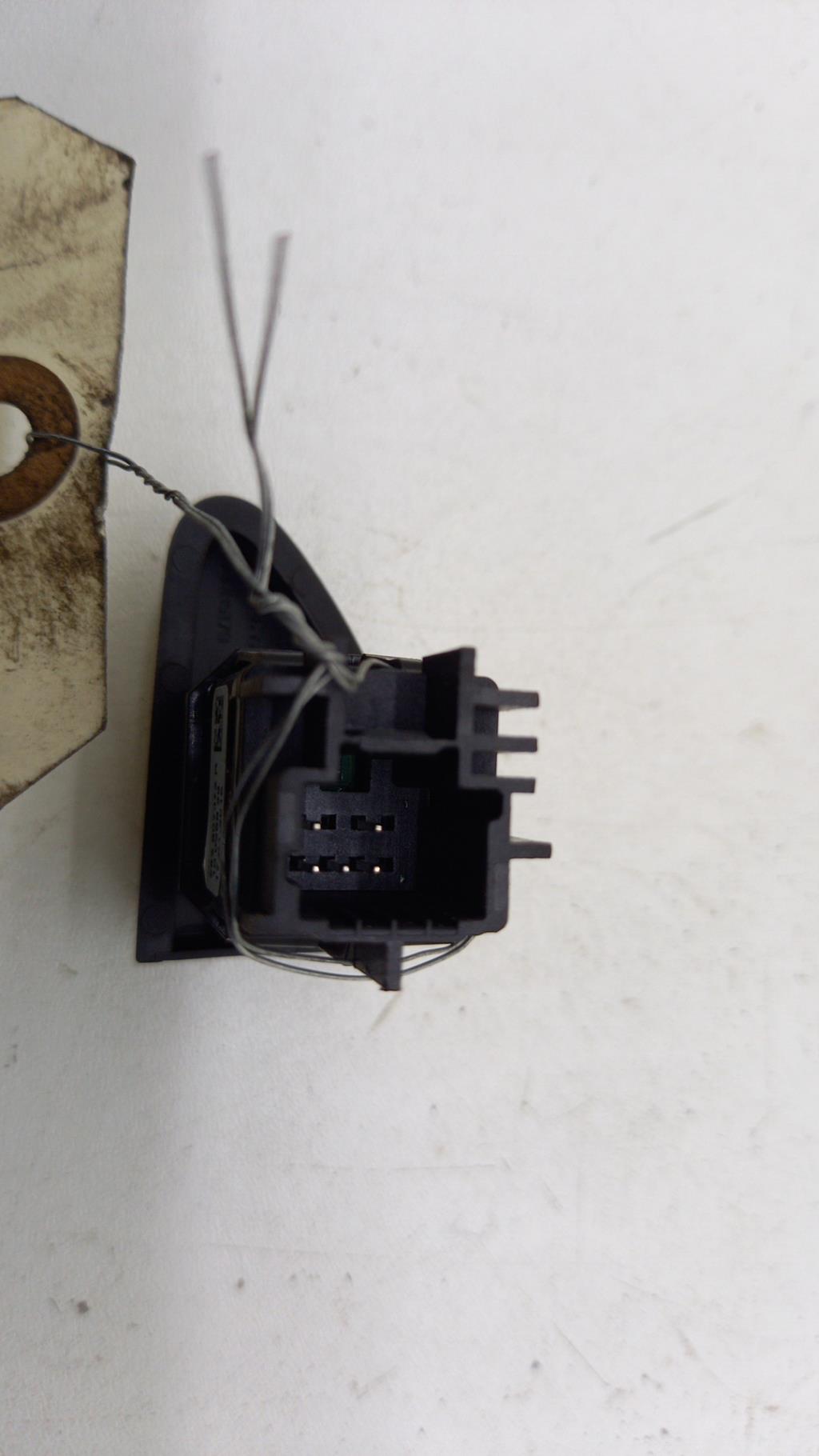 Bouton de warning RENAULT CLIO 4 PHASE 1 BREAK Diesel - 1