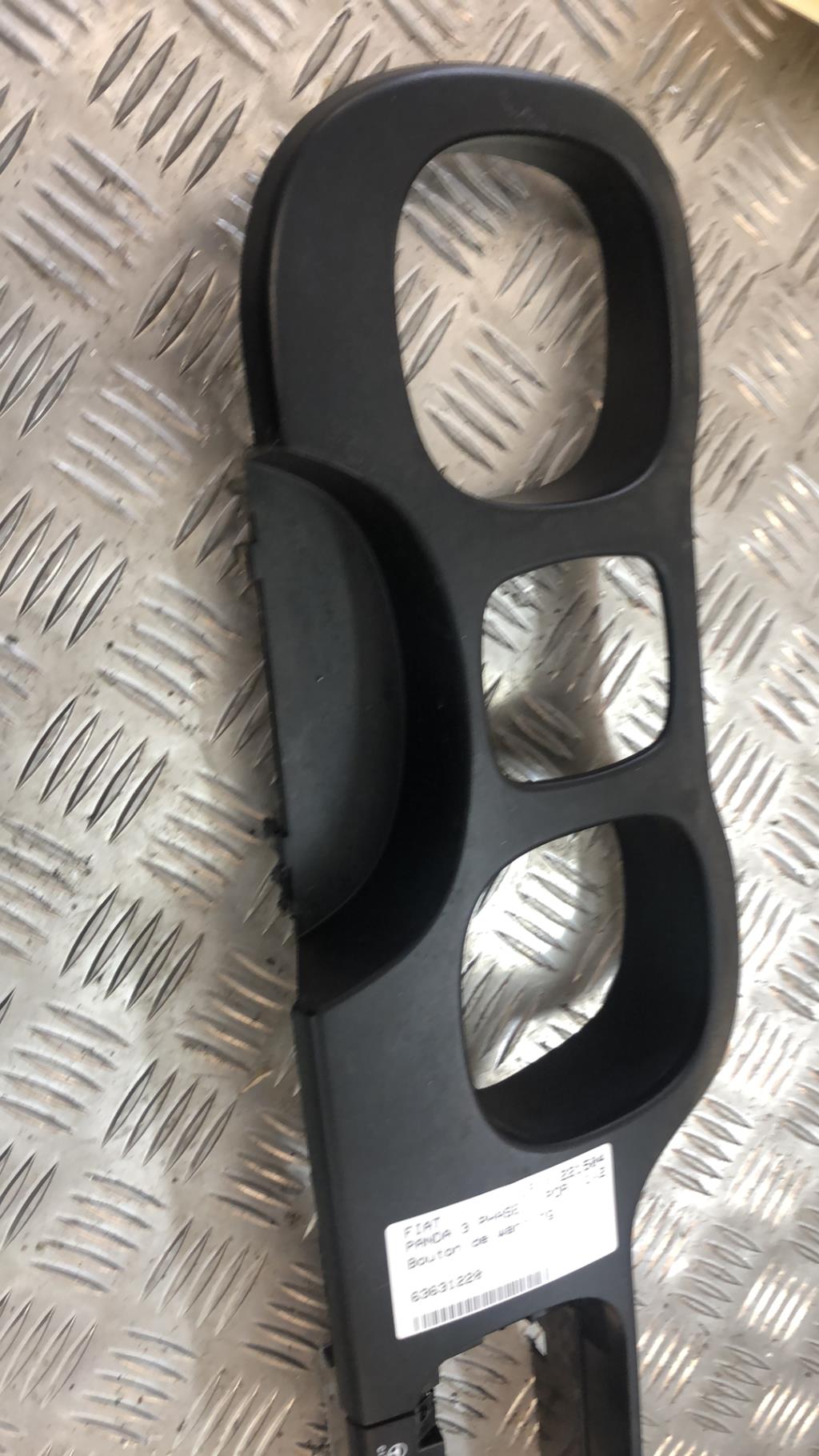 Bouton de warning FIAT PANDA 3 PHASE 1 Essence - 1