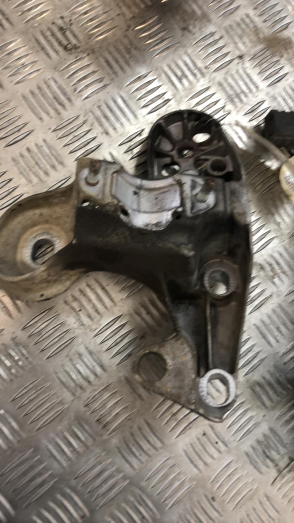 Support moteur gauche AUDI A6 2 AVANT PHASE 1 BREAK Diesel - 1