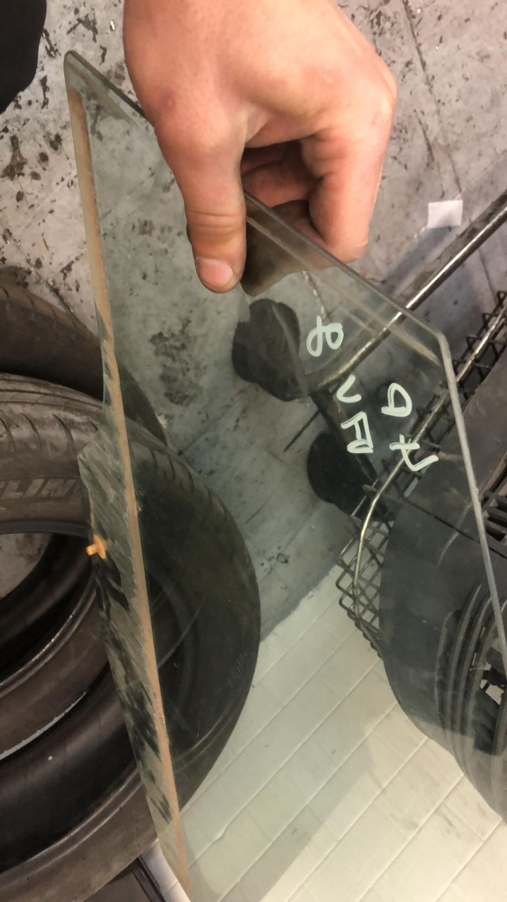Vitre avant gauche FORD FIESTA 6 PHASE 1 Diesel - 1