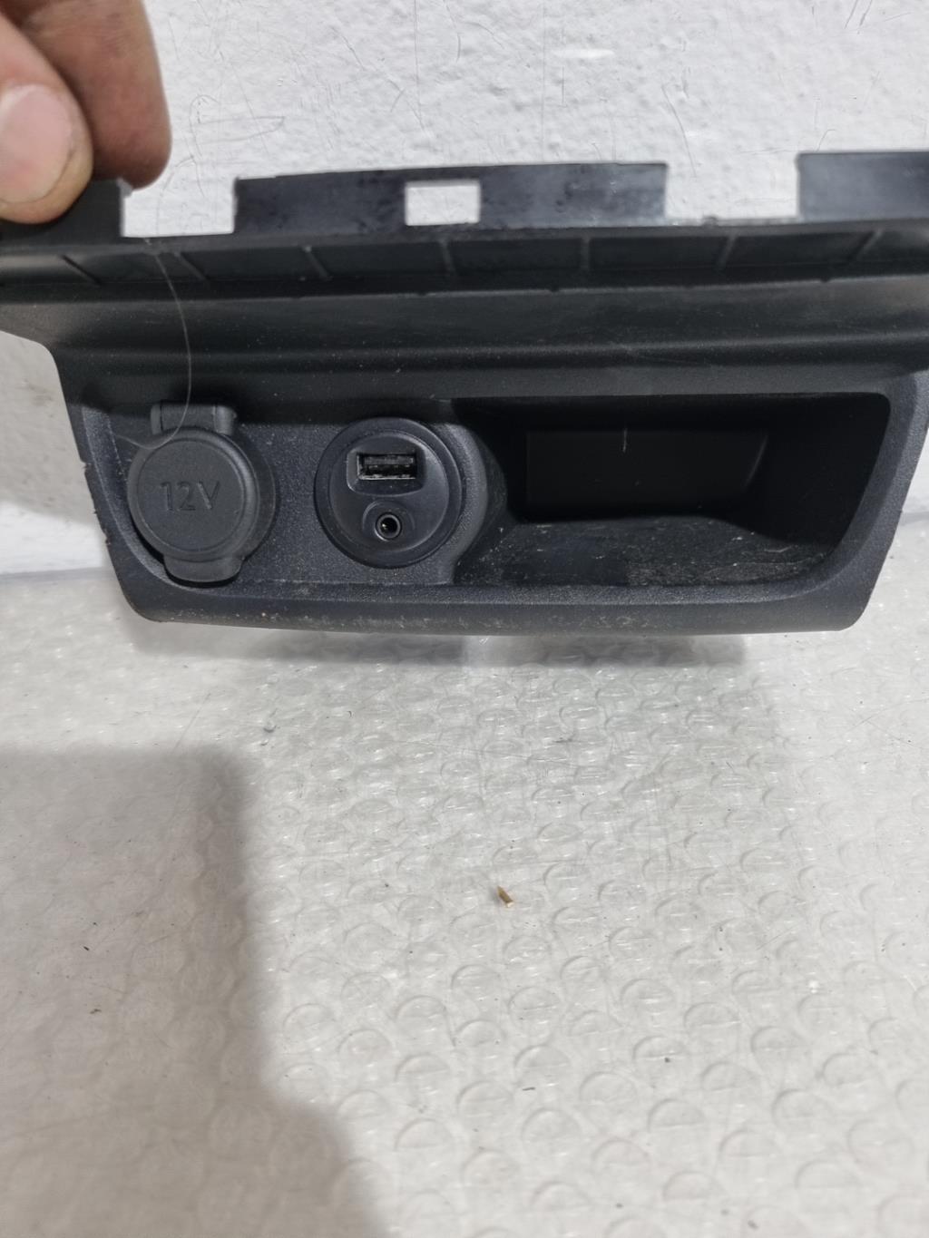 Prise port USB PEUGEOT 2008 1 PHASE 1 Essence - 1
