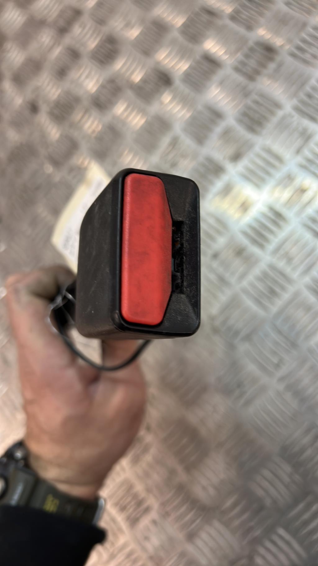 Attache ceinture avant gauche RENAULT CLIO 4 PHASE 2 Essence - 1
