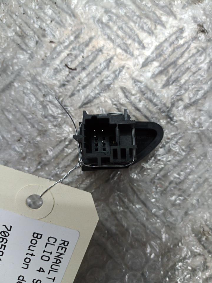 Bouton de warning RENAULT CLIO 4 PHASE 2 Essence - 1