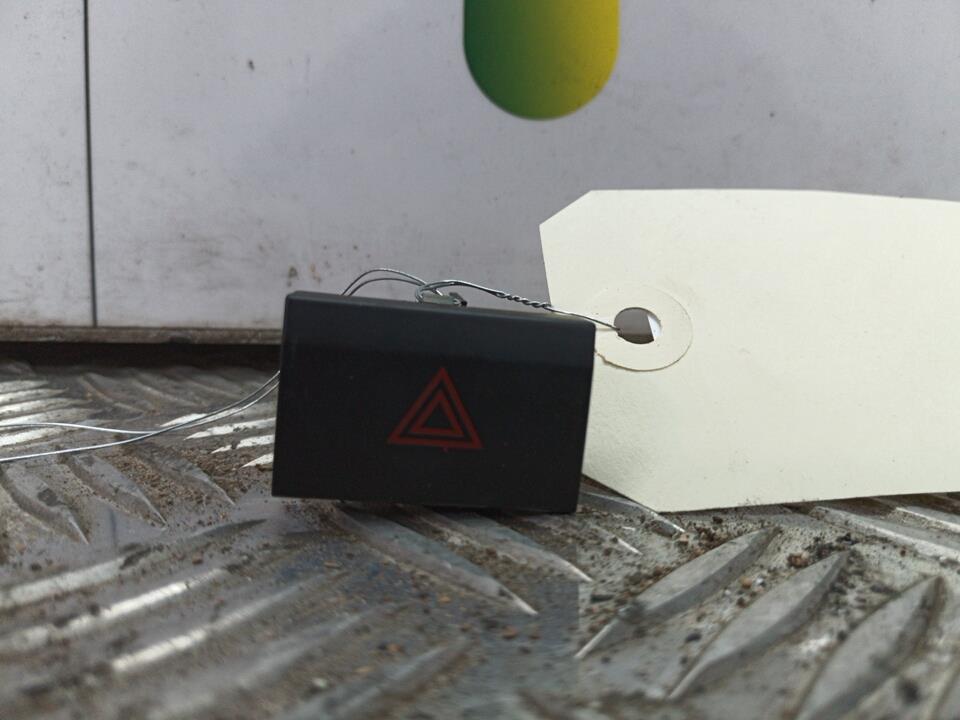 Bouton de warning VOLKSWAGEN POLO 5 PHASE 1 Essence - 1