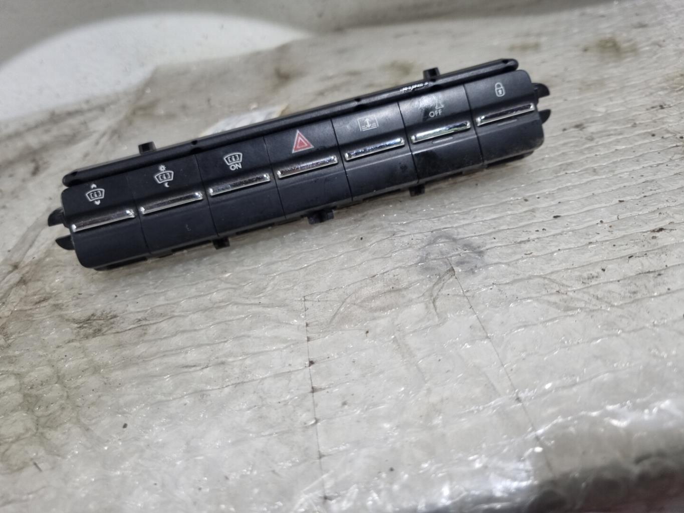 Bouton de warning PEUGEOT 5008 1 PHASE 2 Diesel - 1