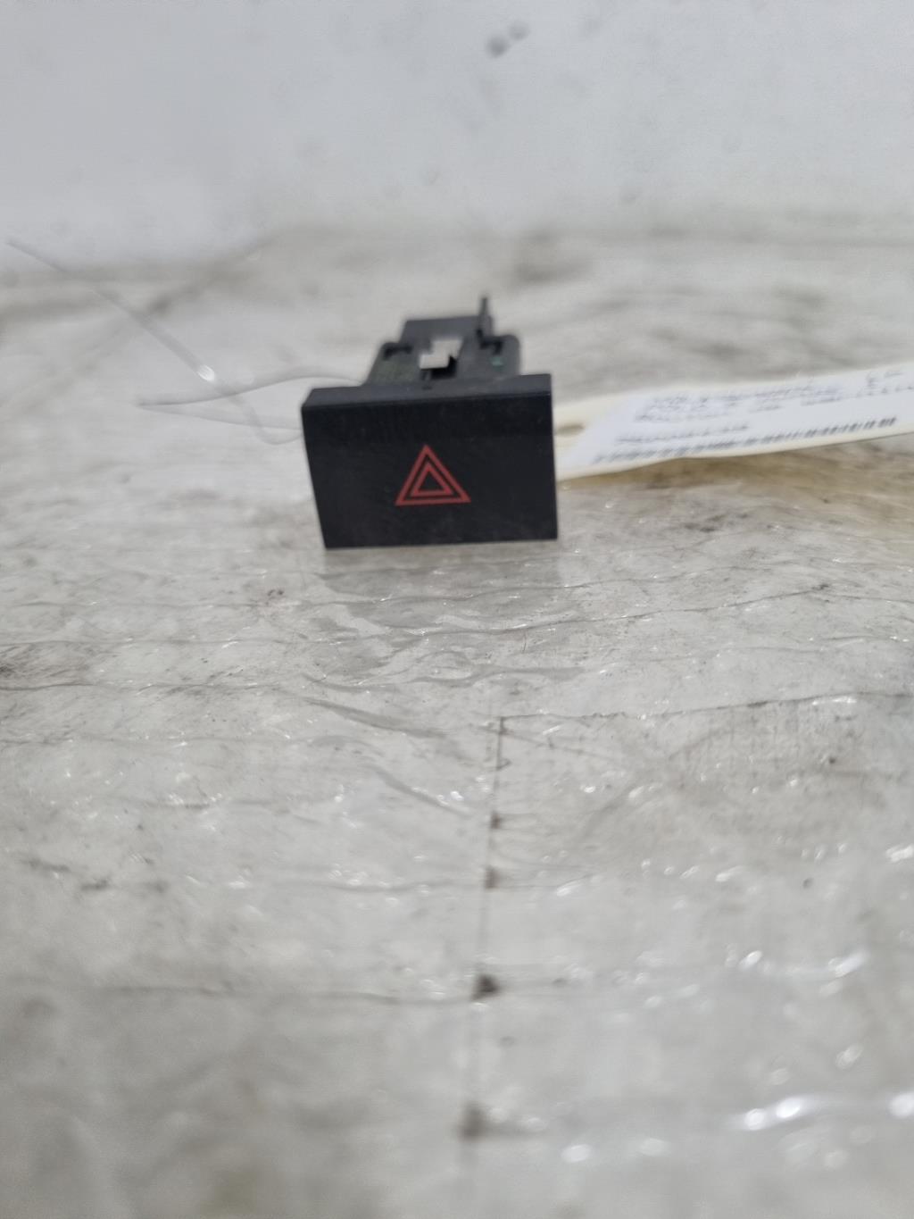 Bouton de warning VOLKSWAGEN POLO 5 PHASE 1 Diesel - 1