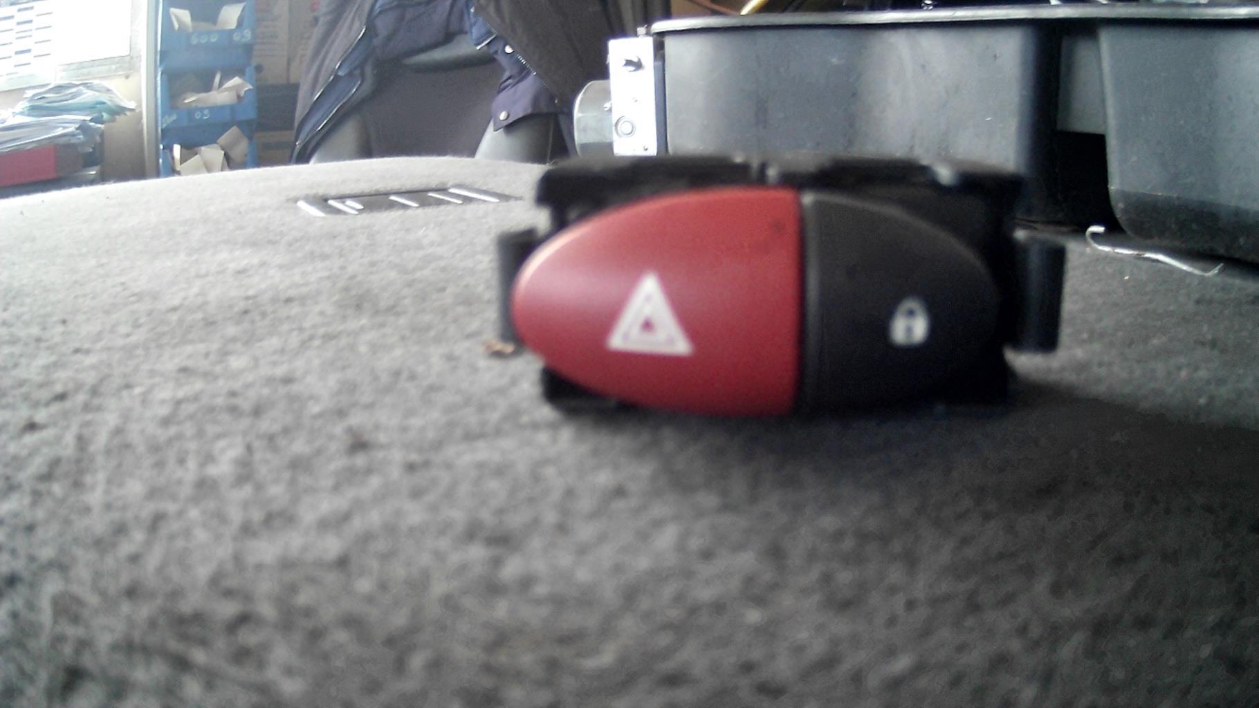 Bouton de warning RENAULT TWINGO 2 PHASE 1 Essence - 1