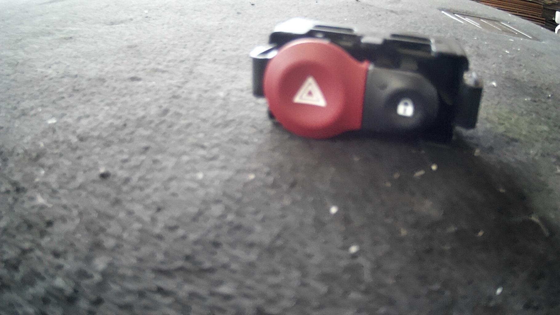 Bouton de warning RENAULT CLIO 3 PHASE 1 BREAK  - 1