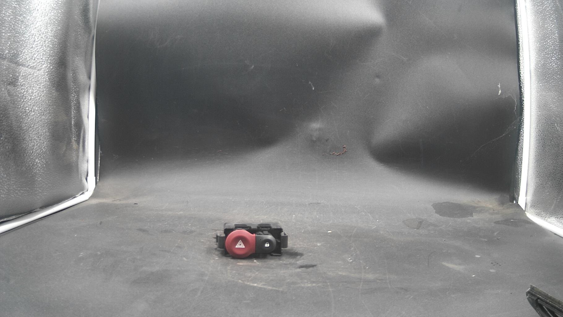 Bouton de warning RENAULT CLIO 3 PHASE 2 Essence - 1