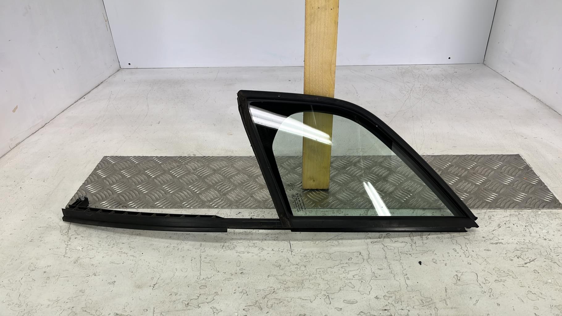 Custode avant gauche (porte) CITROEN C3 2 PHASE 1 Essence - 1