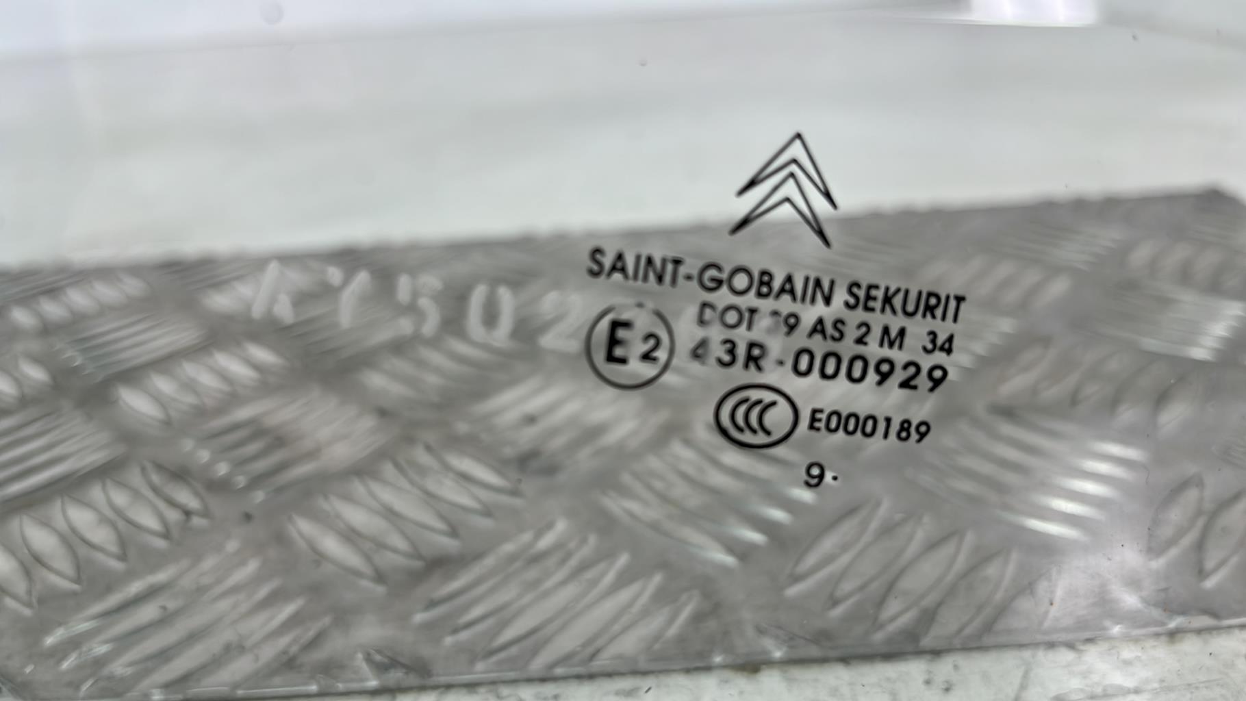 Vitre arriere droit CITROEN C4 1 PHASE 2 Diesel - 1