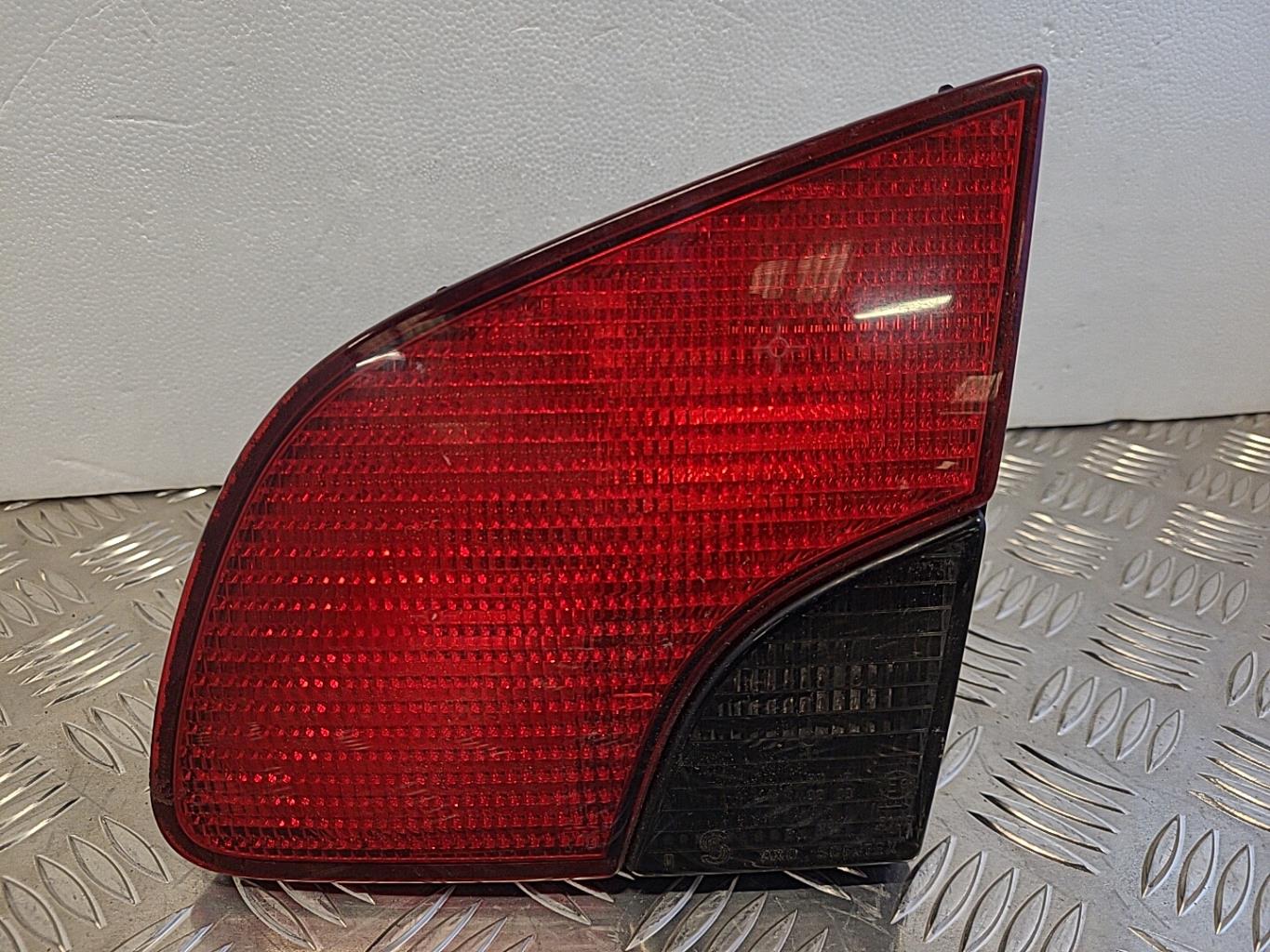 Feu arriere secondaire droit (feux) PEUGEOT 406 PHASE 2 BREAK Diesel - 1
