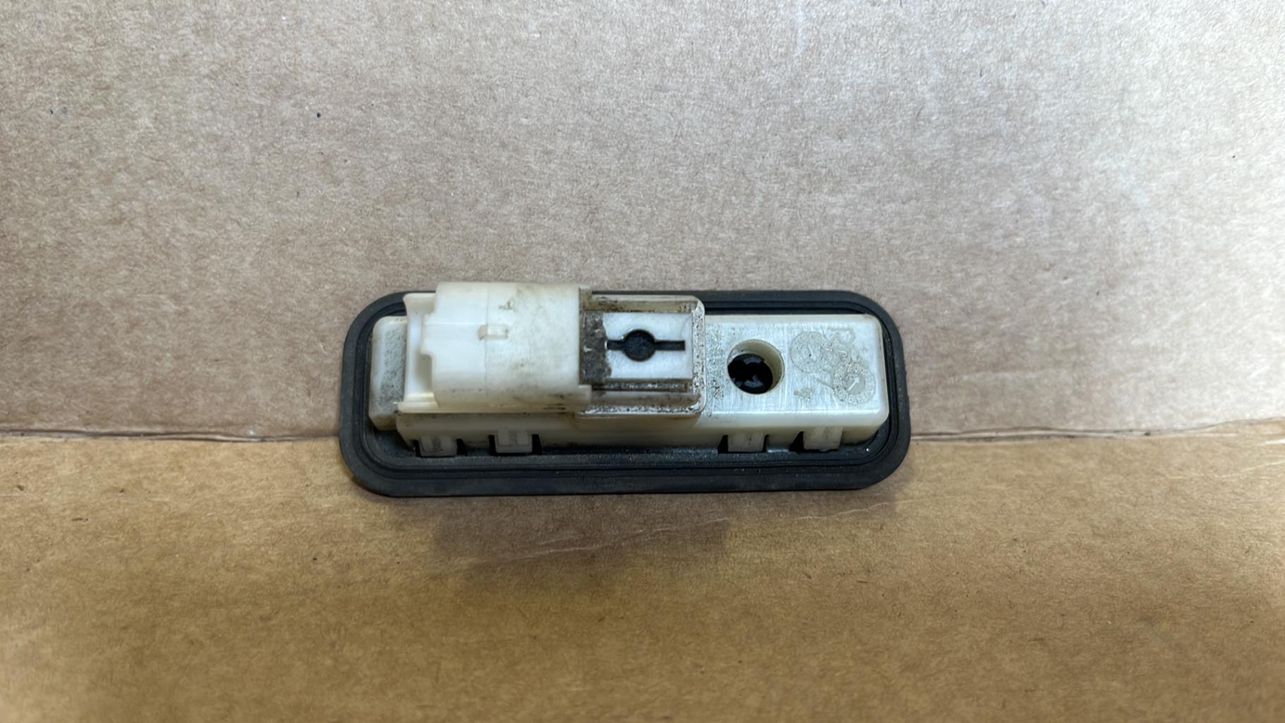 Bouton de coffre CITROEN C4 PICASSO 1 Diesel - 1