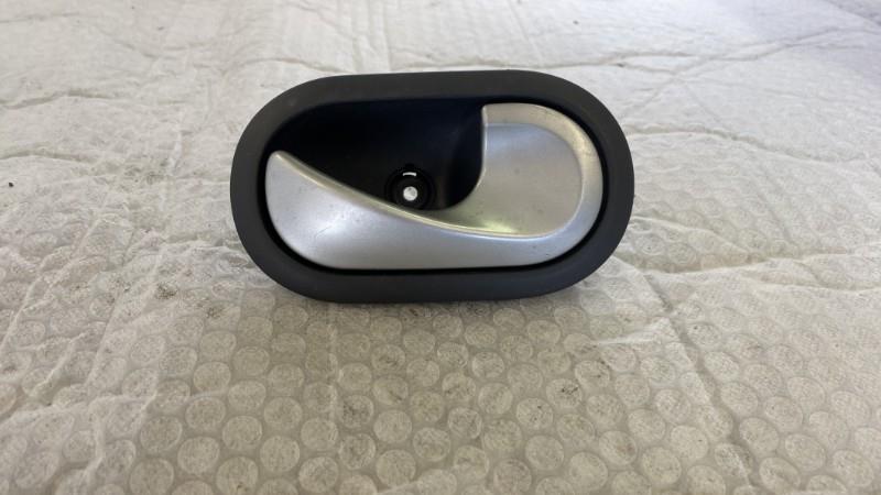 Poignee interieur avant droit RENAULT CLIO 3 PHASE 1 Diesel - 1