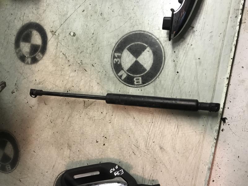 Verin de capot BMW SERIE 5 E39  - 1