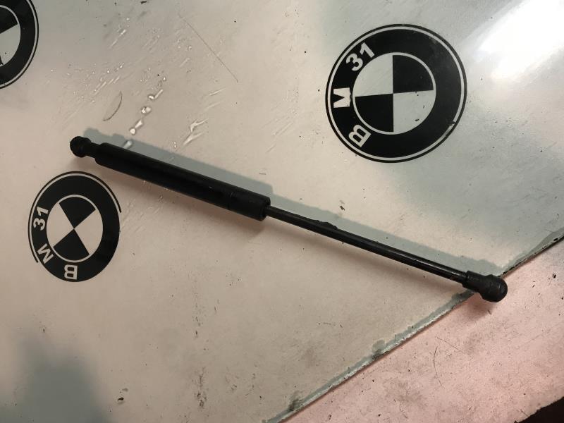 Verin de capot BMW SERIE 5 E39  - 1