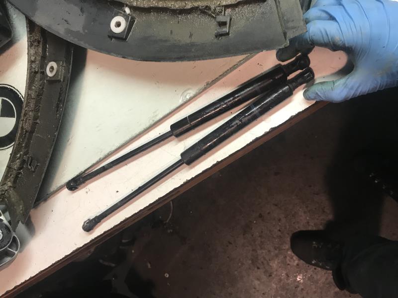 Verin de capot BMW SERIE 5 E39  - 1