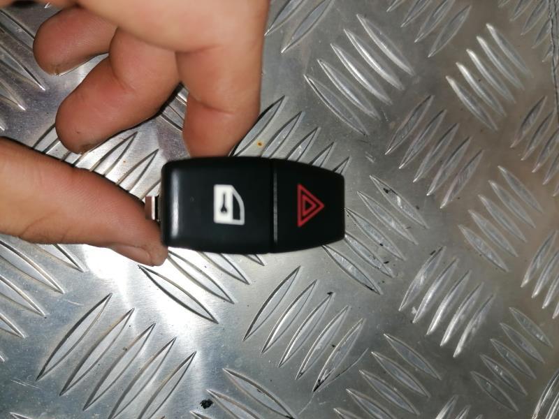 Bouton de warning BMW SERIE 5 E60 PHASE 1 Diesel - 1