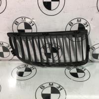 Grille de calandre gauche