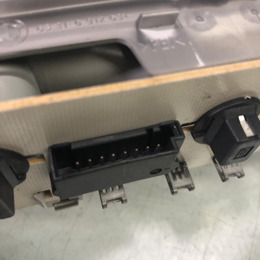 Eclairage de plafonnier BMW SERIE 5 E60 PHASE 2 Diesel - 1