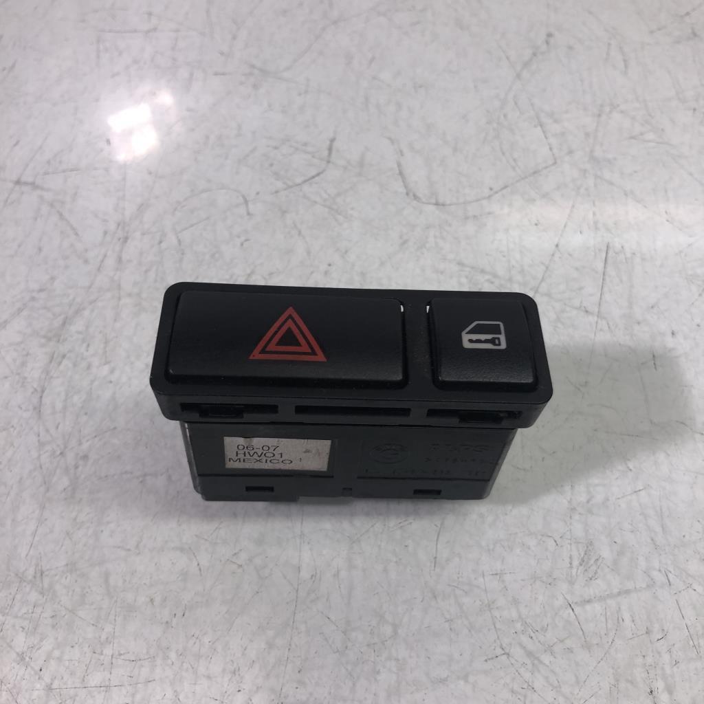 Bouton de warning BMW Z4 E86 COUPE Essence - 1